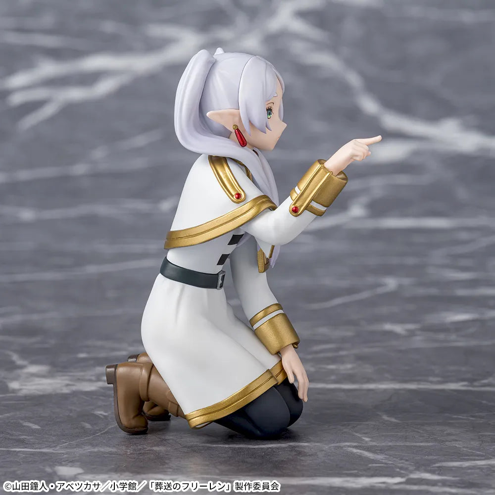 Sega Frieren: Beyond Journey's End Frieren (Poking Something) Premium Perching Figure